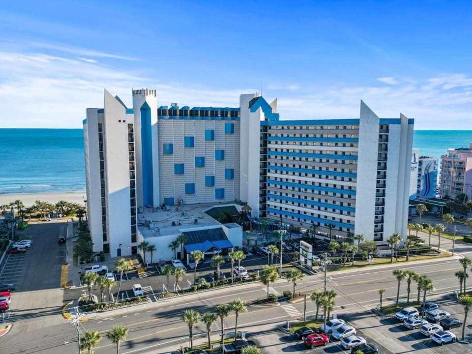Shell Yeah! Location, Pools, Fun Apartment in Myrtle Beach