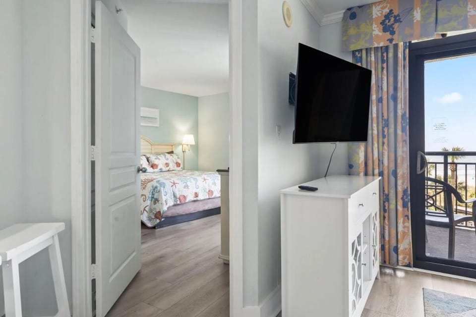 Shell Yeah! Location, Pools, Fun Apartment in Myrtle Beach