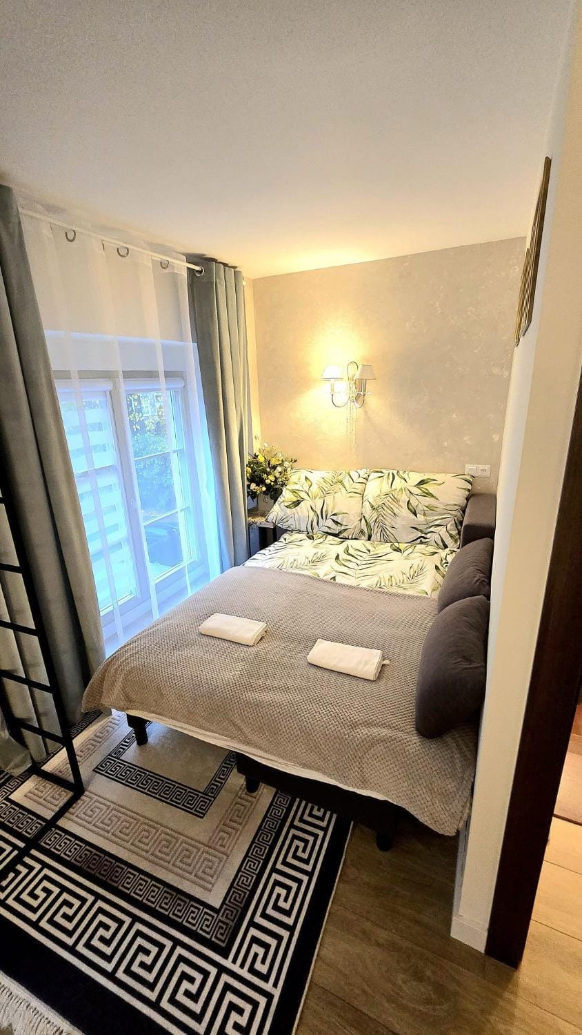 Bed, Seating area, Bedroom