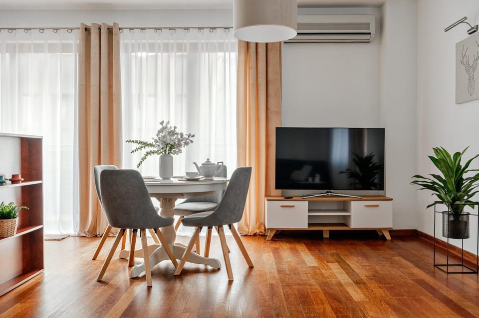 TV and multimedia, Living room, Seating area, Dining area, air conditioner