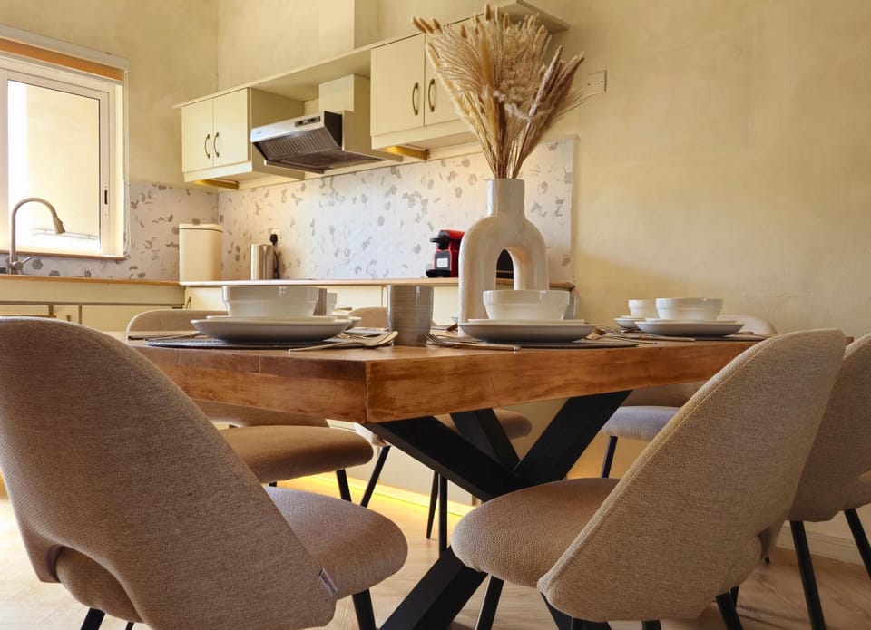Coffee/tea facilities, Living room, Dining area, pet friendly, stove