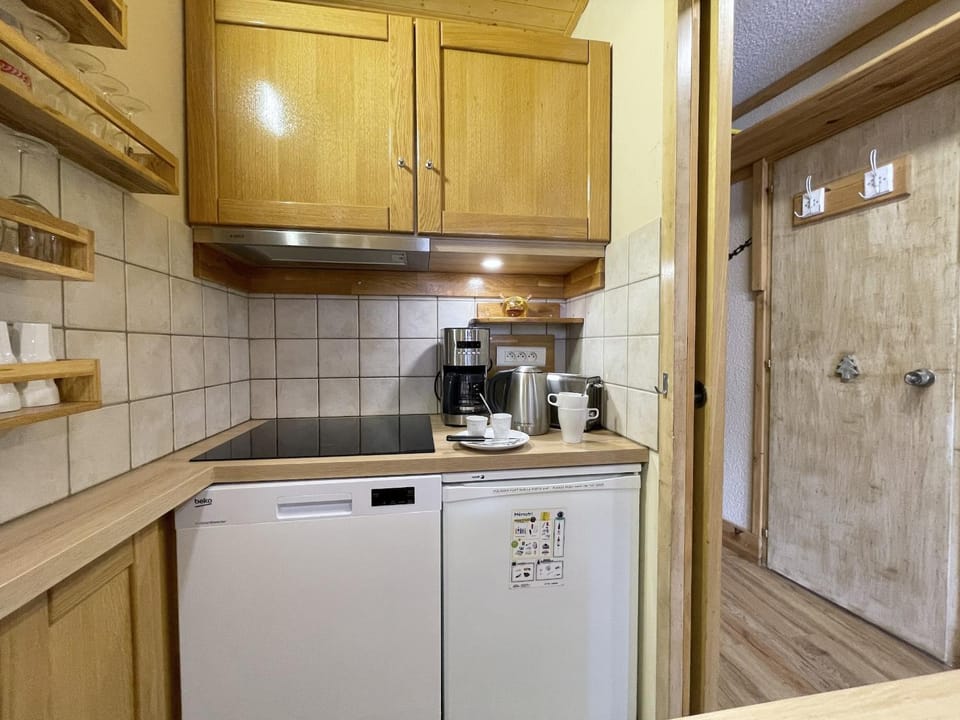 Coffee/tea facilities, Kitchen or kitchenette, dishwasher, stove, toaster