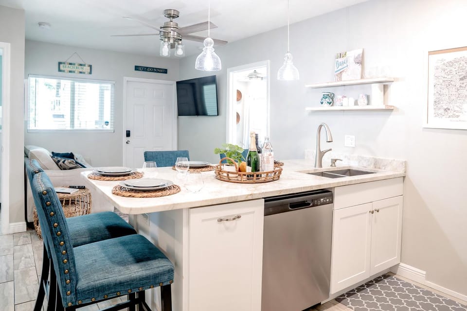 TV and multimedia, Kitchen or kitchenette, Living room, Seating area, Dining area