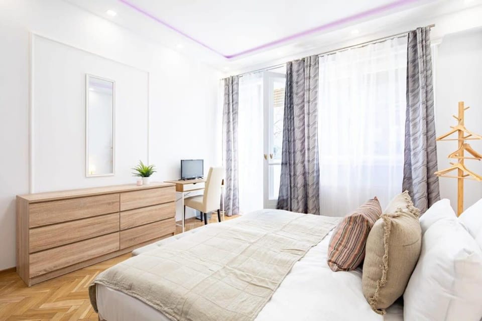 Central - Large - Balcony - Comfy - AC Apartment in Budapest
