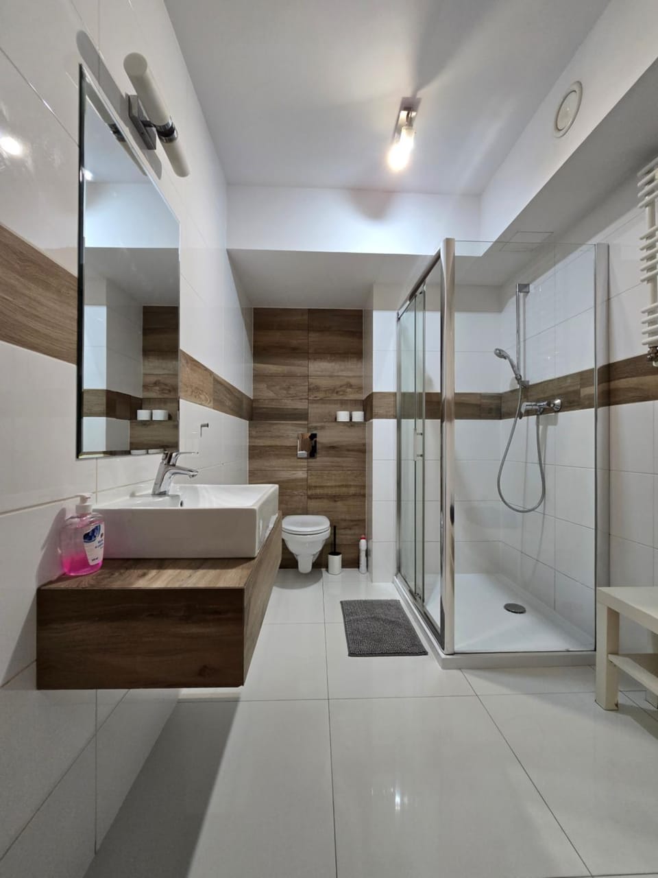 Shower, Toilet, Bathroom, towels