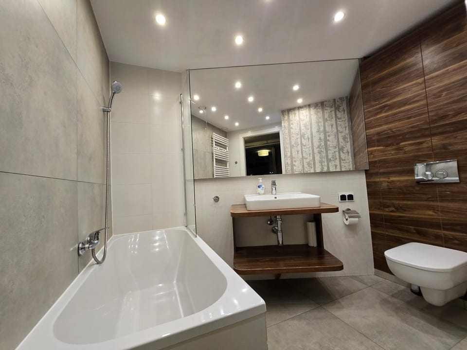 Toilet, Bath, towels