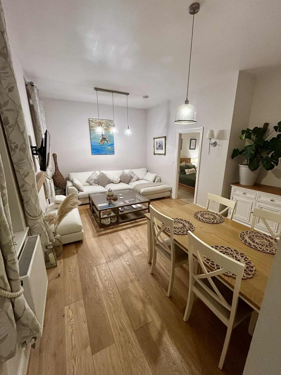 TV and multimedia, Living room, Photo of the whole room, Seating area, Dining area