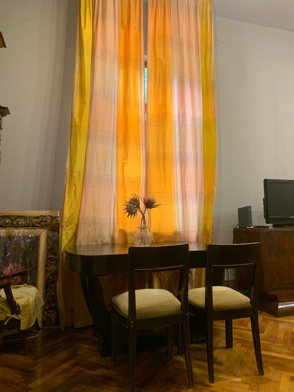 TV and multimedia, Seating area, Dining area