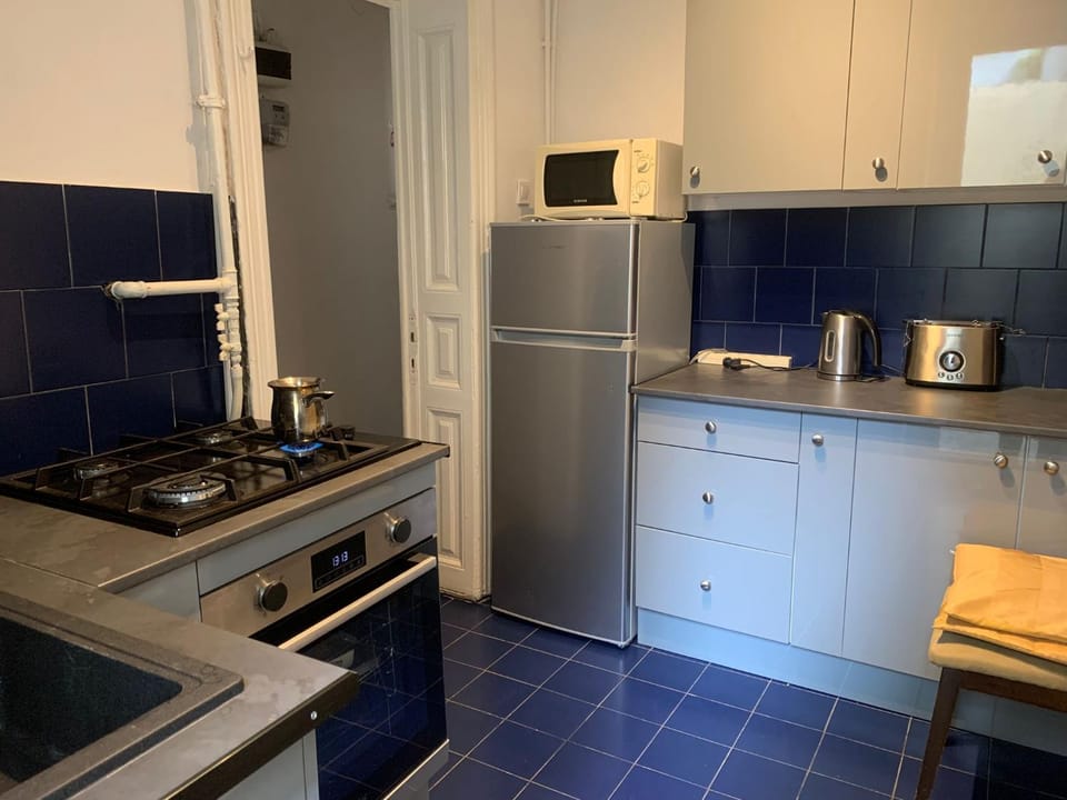 Coffee/tea facilities, Kitchen or kitchenette, oven, stove