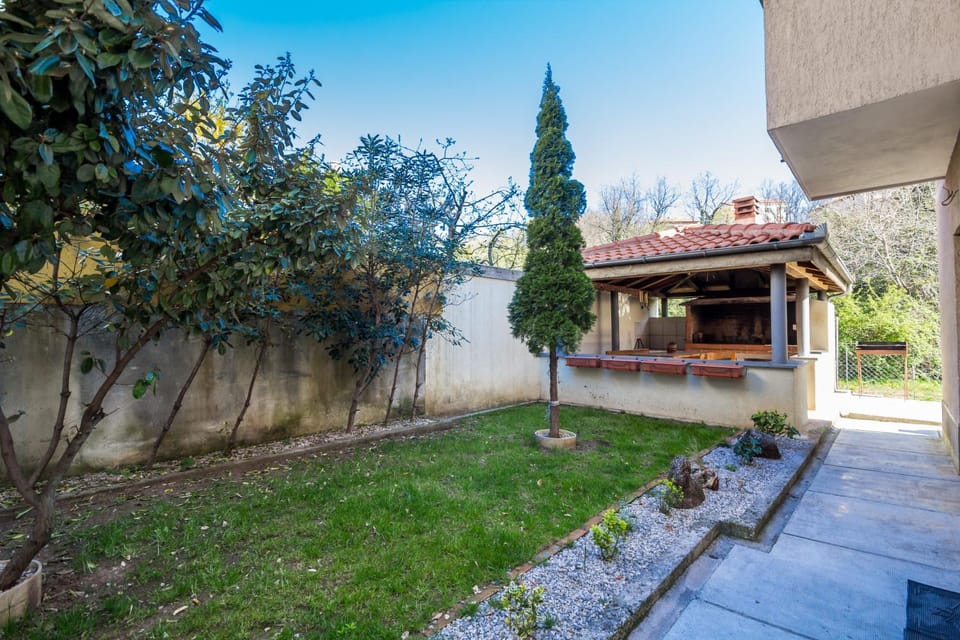Property building, Facade/entrance, People, Activities, BBQ facilities, Garden, View (from property/room), Food and drinks, Banquet/Function facilities, Evening entertainment, Animals, Food, Pets, Garden view, Drinks, Alcoholic drinks, Non alcoholic drinks, Family