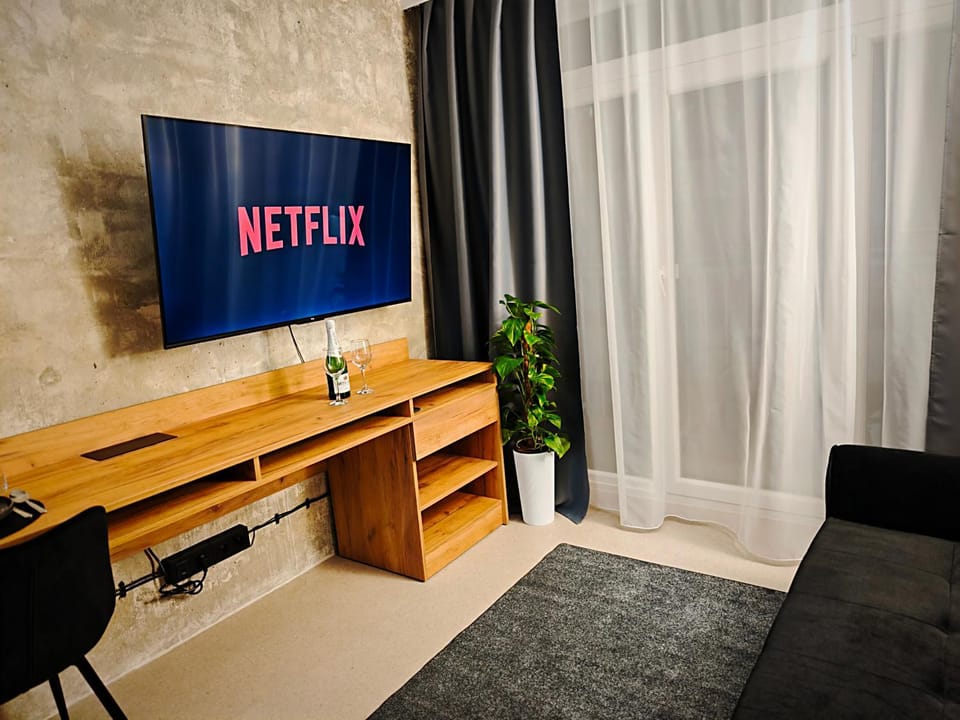 Axiom Suites - Zenith III - Netflix, HBO, Champagne Apartment in Slovakia