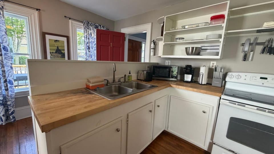 Kitchen or kitchenette, kitchen