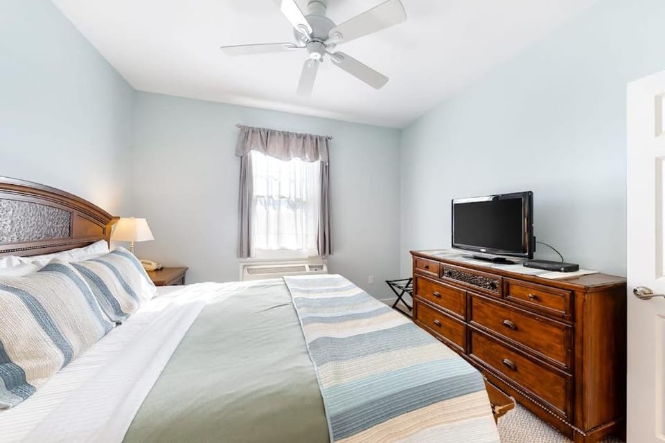 Bed, TV and multimedia, Bedroom