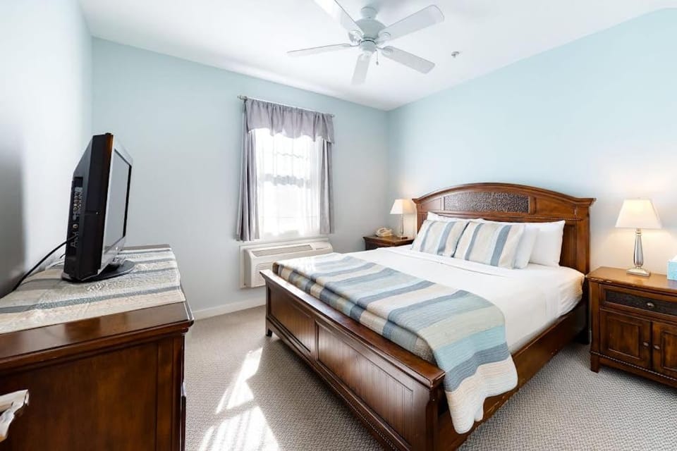 Bed, TV and multimedia, Bedroom