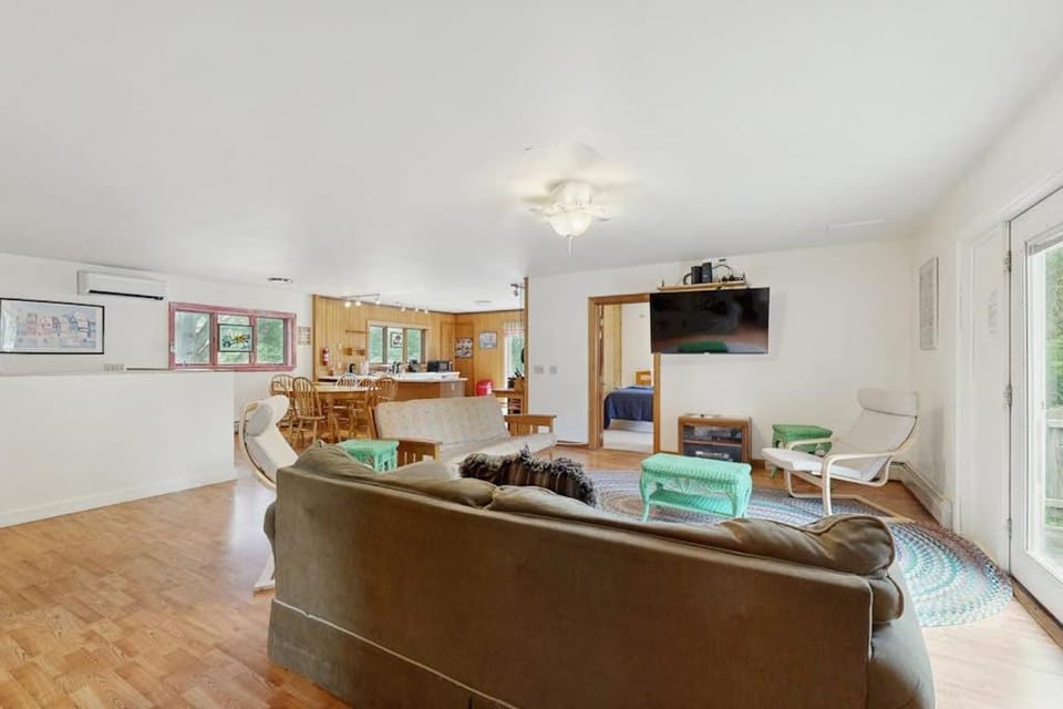 Bed, Seating area, Bedroom, air conditioner