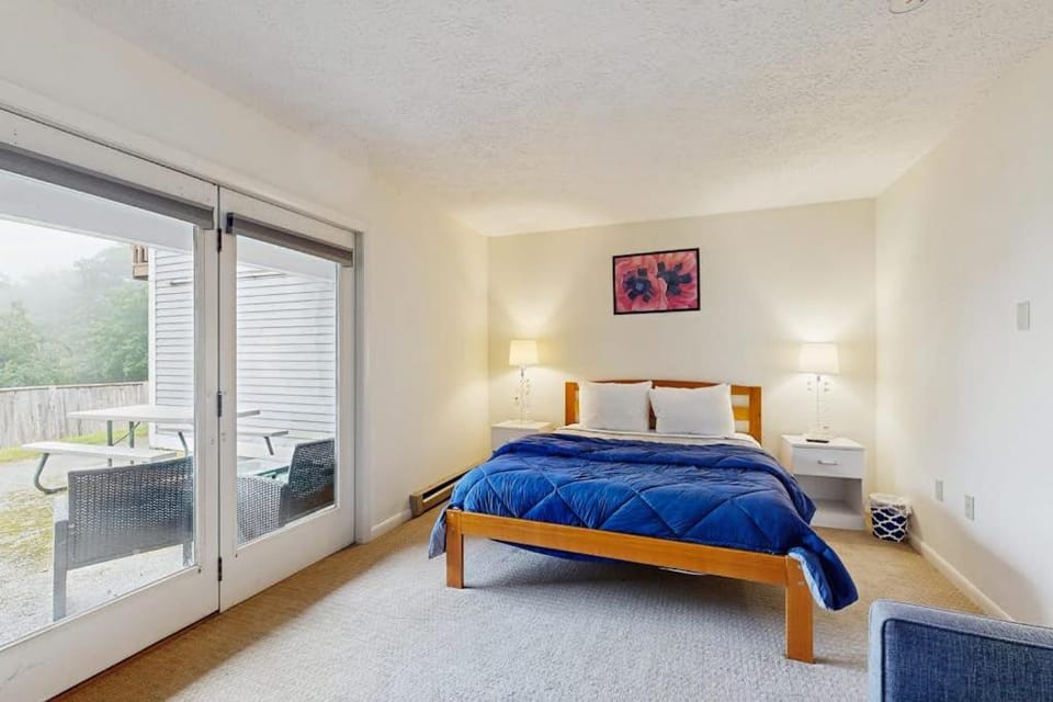 Bed, Seating area, Bedroom