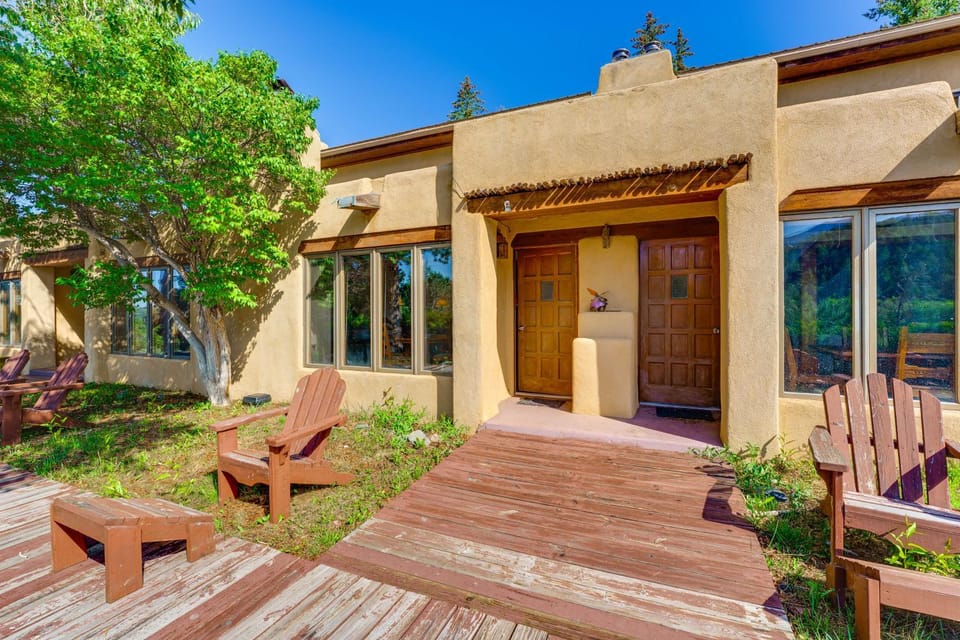 8 Mi to Taos Ski Valley! Peaceful Mtn-View Condo House in New Mexico