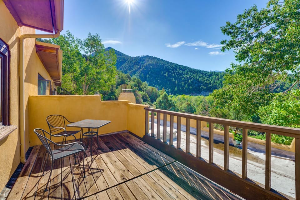 8 Mi to Taos Ski Valley! Peaceful Mtn-View Condo House in New Mexico