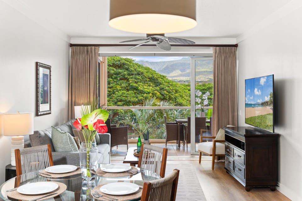 Living room, Dining area, Mountain view