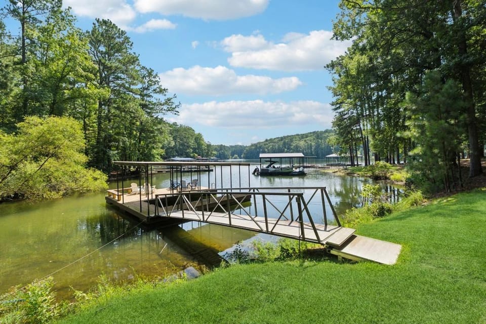 Tall Pines Retreat, Dogs OK, 15 miles to LakePoint House in Allatoona Lake