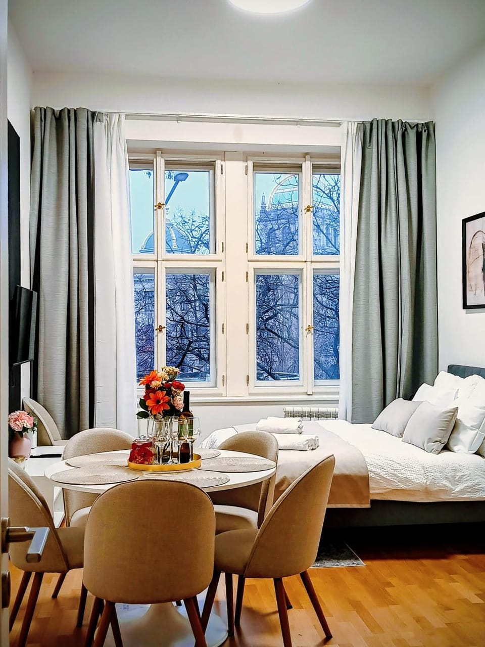 Bed, Living room, Seating area, Dining area