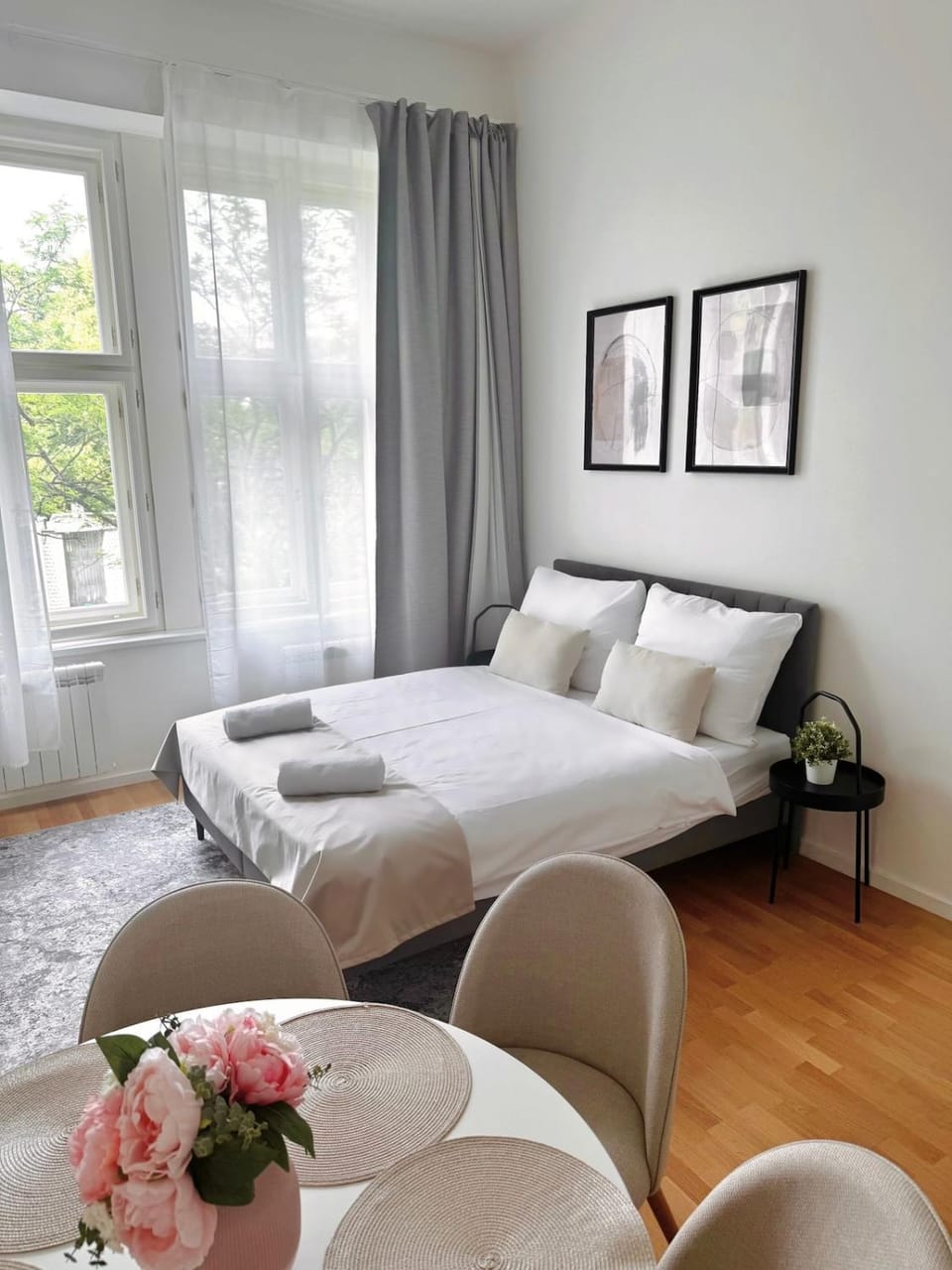 Bed, Living room, Seating area, Bedroom