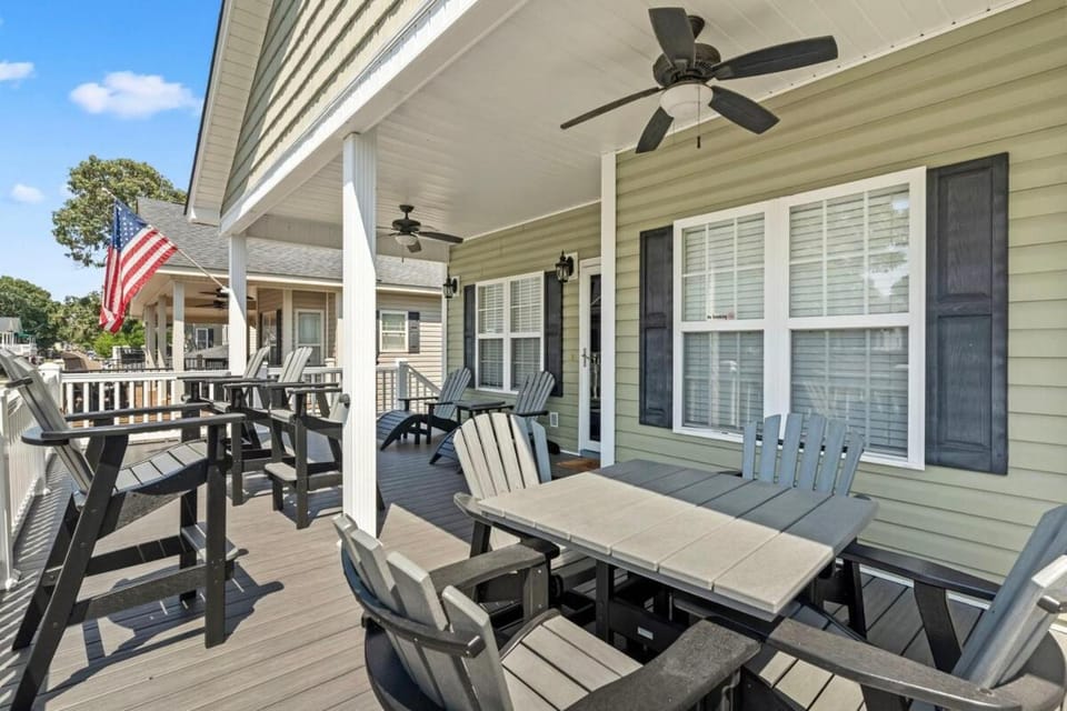 Upscale Beach Haven, Golf Cart, Linens included House in South Carolina