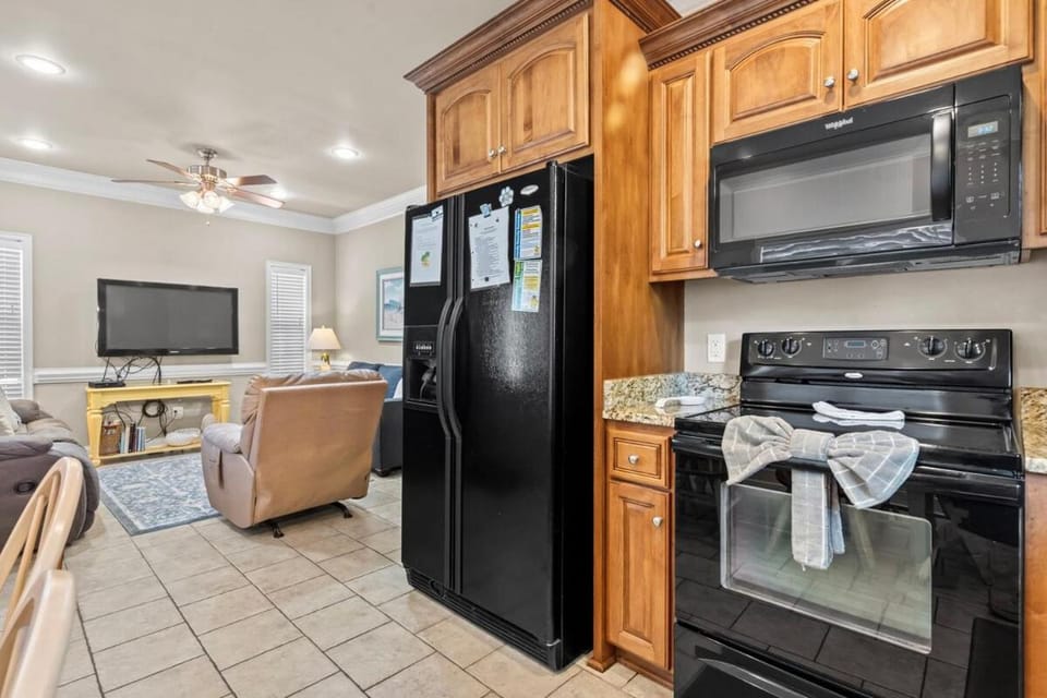 Upscale Beach Haven, Golf Cart, Linens included House in South Carolina