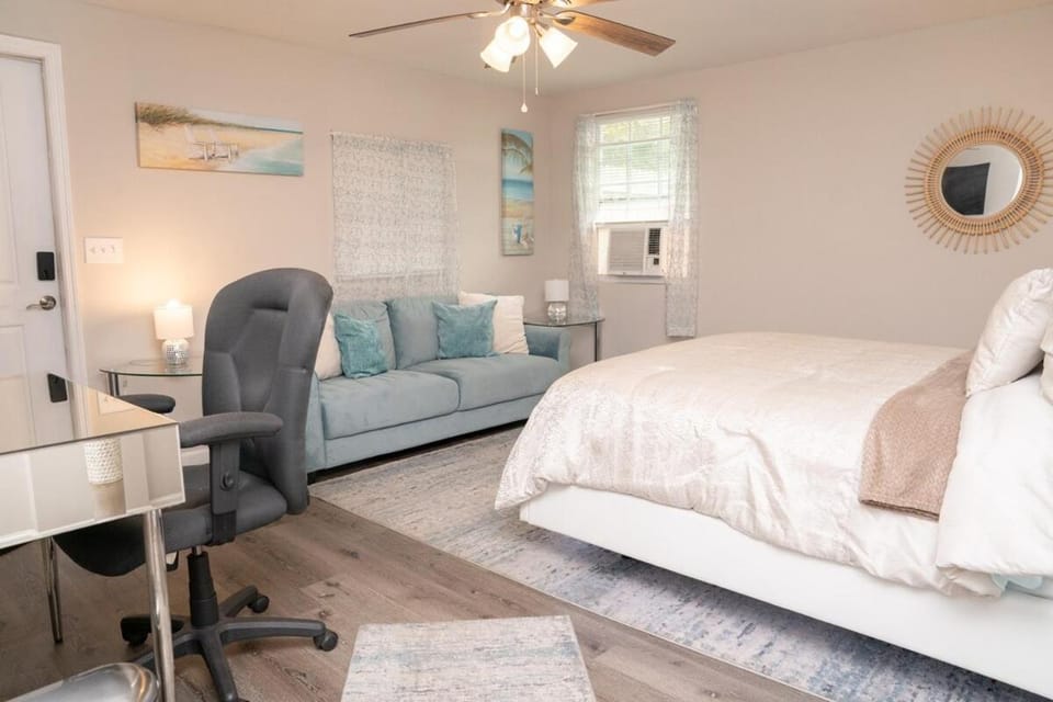 Bed, Photo of the whole room, Seating area, Bedroom