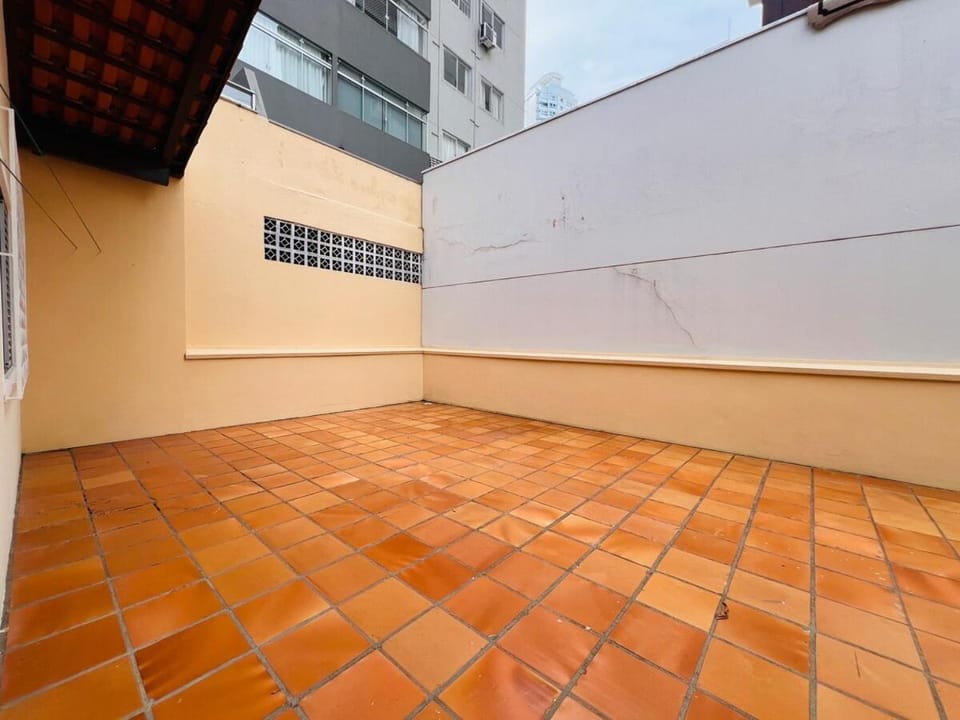 Ampla casa steps from the beach Apartment in Camboriú