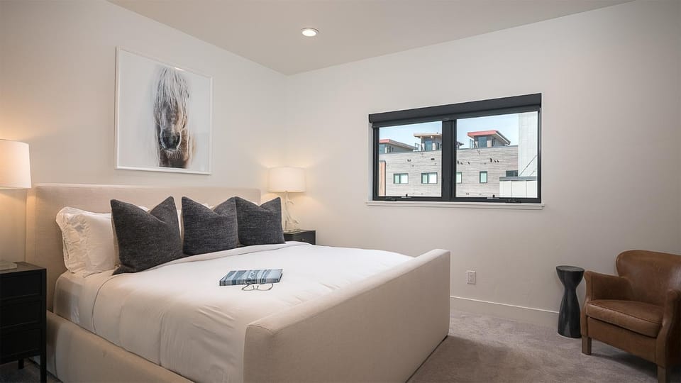 Bed, Seating area, Bedroom