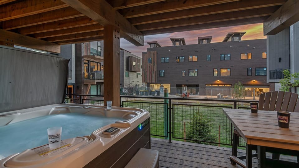 Neighbourhood, Hot Tub, View (from property/room)