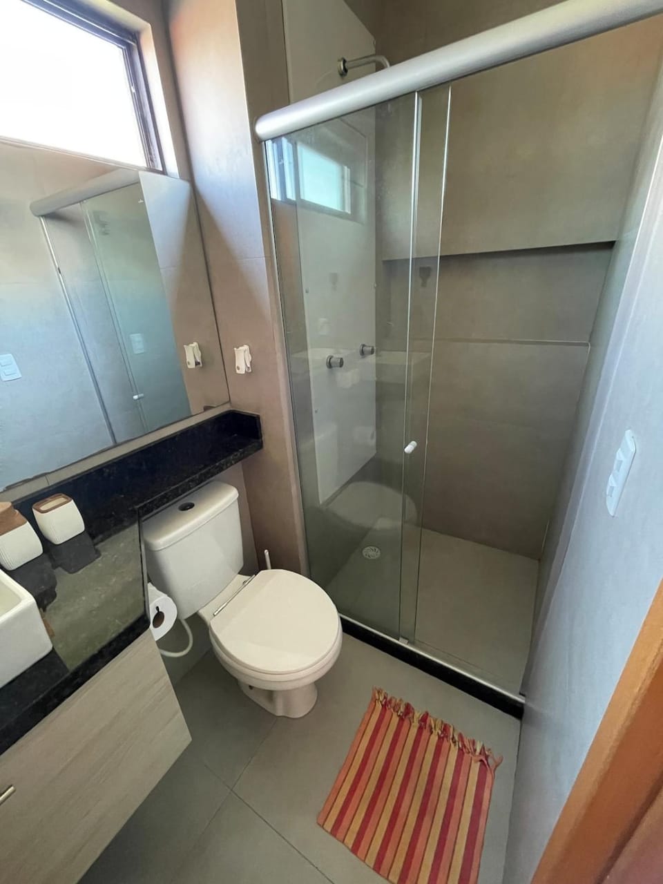 Shower, Toilet, Bathroom, towels