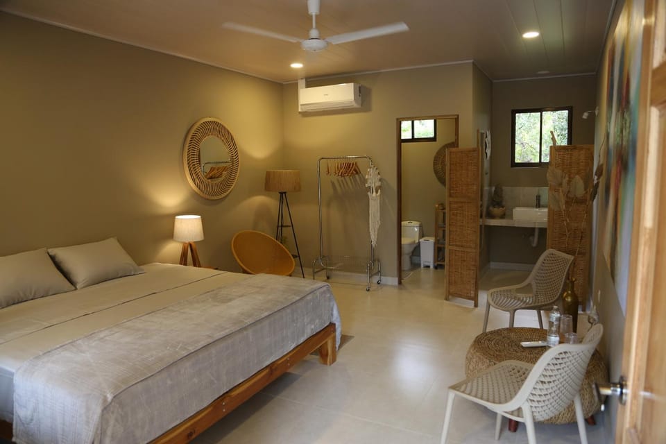 Bed, Living room, Photo of the whole room, Seating area, Bedroom, air conditioner