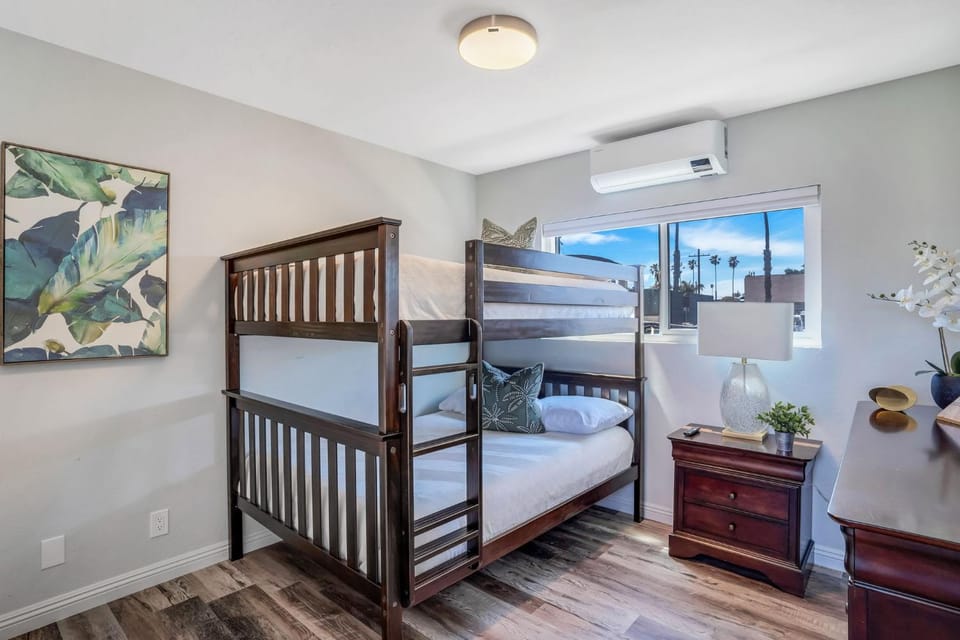 Walk to Ocean Beach Stylish 2BR Apt with Patio House in Ocean Beach