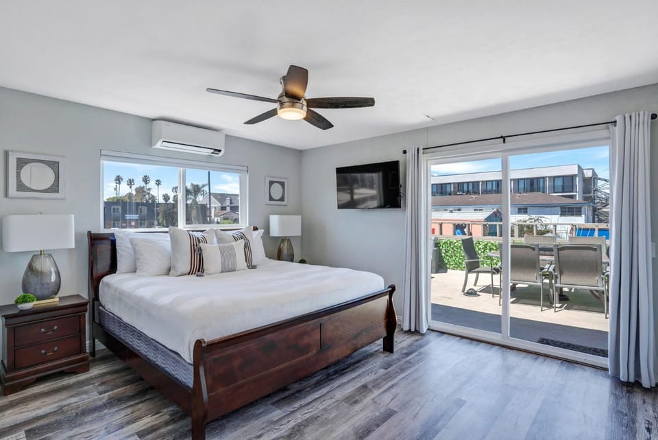 Walk to Ocean Beach Stylish 2BR Apt with Patio House in Ocean Beach