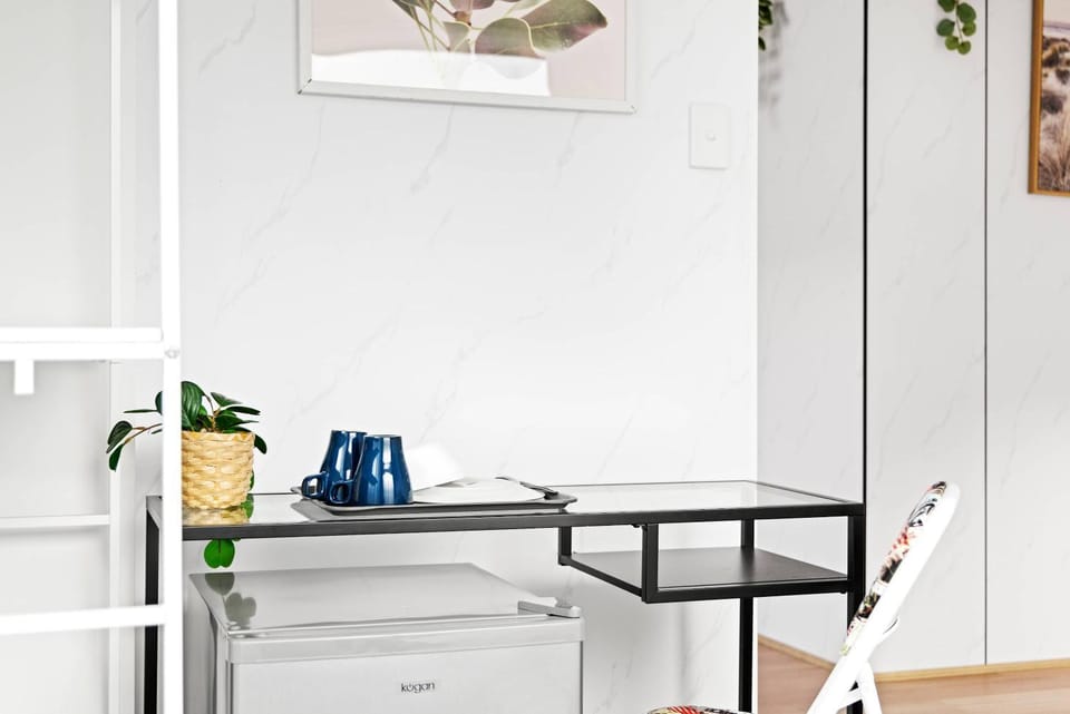 Modern Single Room in Botany - Mins to Airport - Shared Bathroom Bed and Breakfast in Mascot