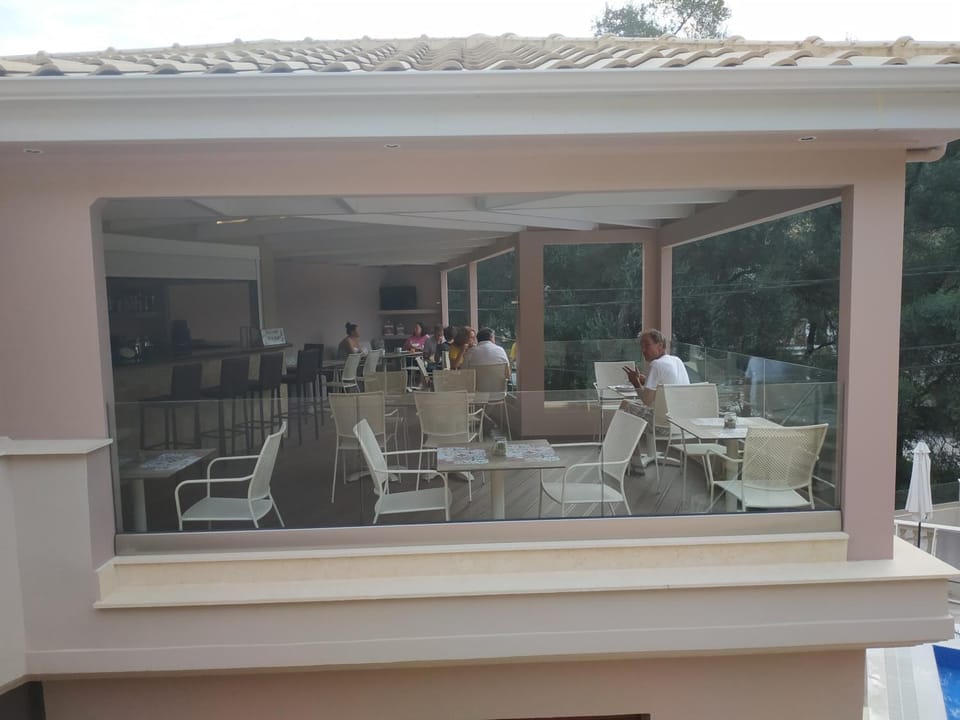 Lounge or bar, Lounge or bar