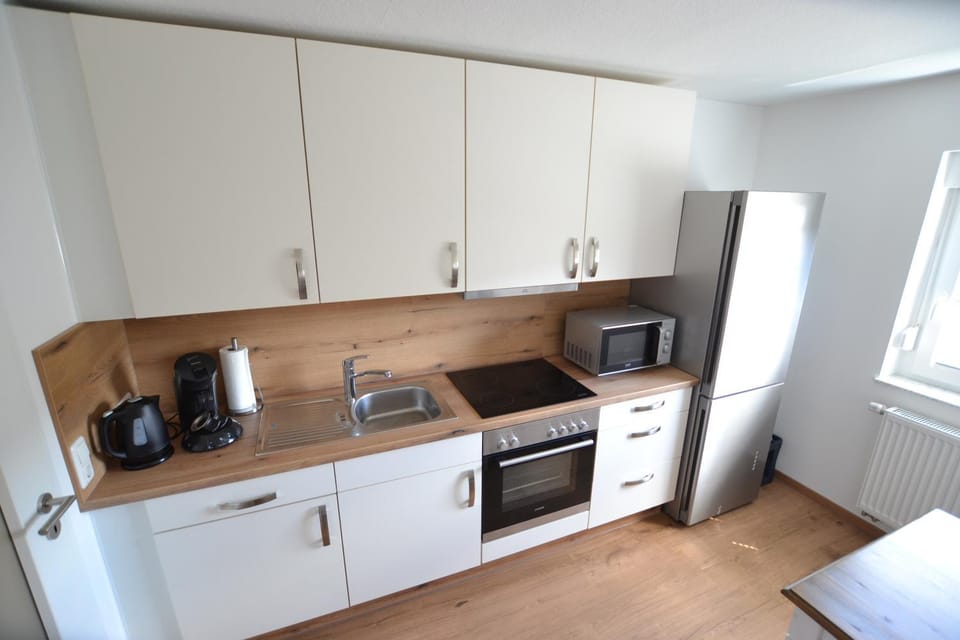 Coffee/tea facilities, Kitchen or kitchenette, Kitchen or kitchenette, oven, stove, toaster
