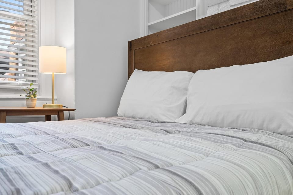 Pittsburgh Shadyside 3E Stylish and Bright Private Bedroom with Shared Bathroom Vacation rental in Shadyside