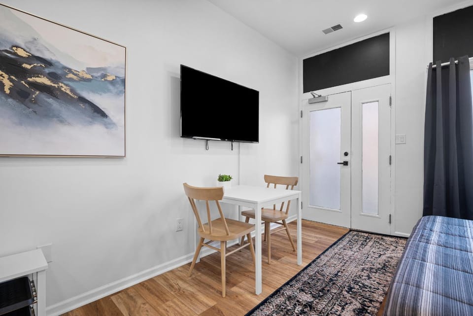 Central Lawrenceville 1A Bright and Stylish Private Studio with Free Street Parking Apartment in Pittsburgh