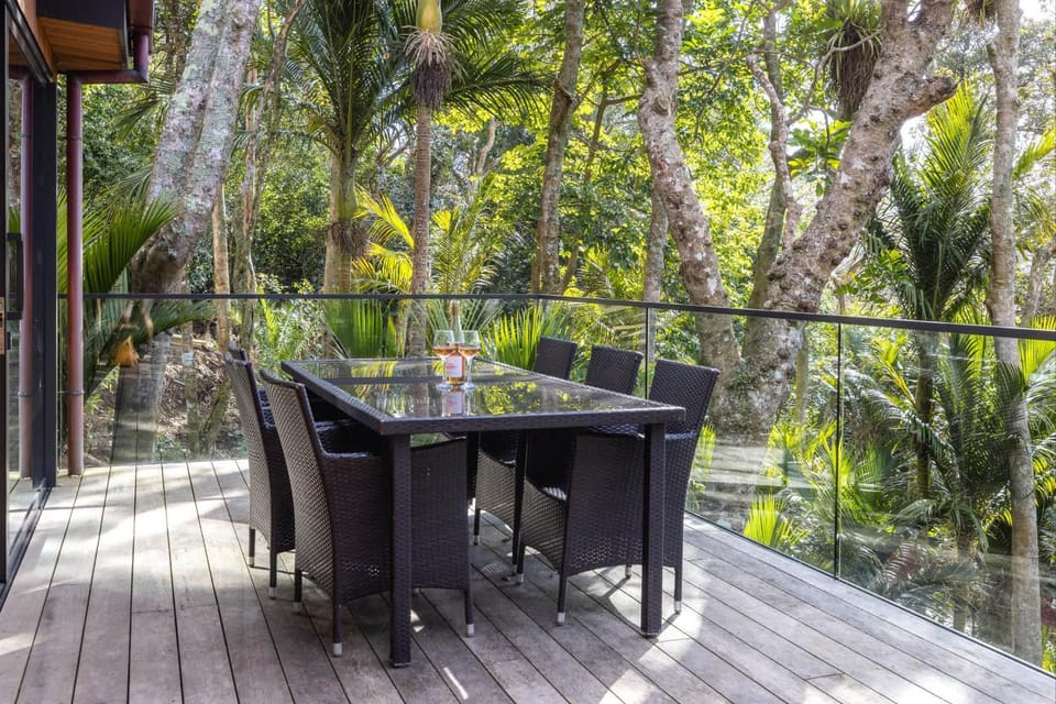 Te Toki Treehouse and Studio House in Auckland Region