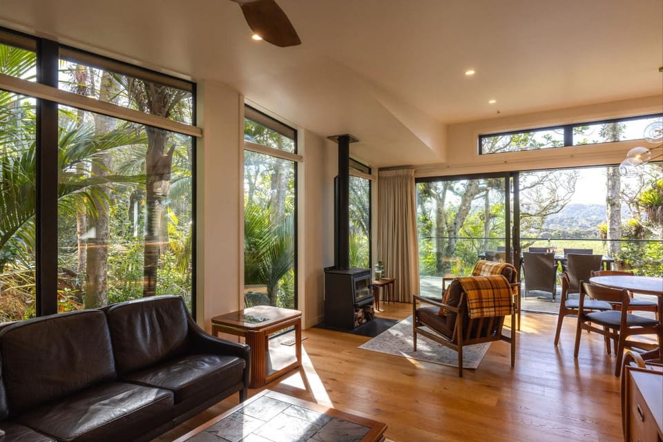 Te Toki Treehouse and Studio House in Auckland Region