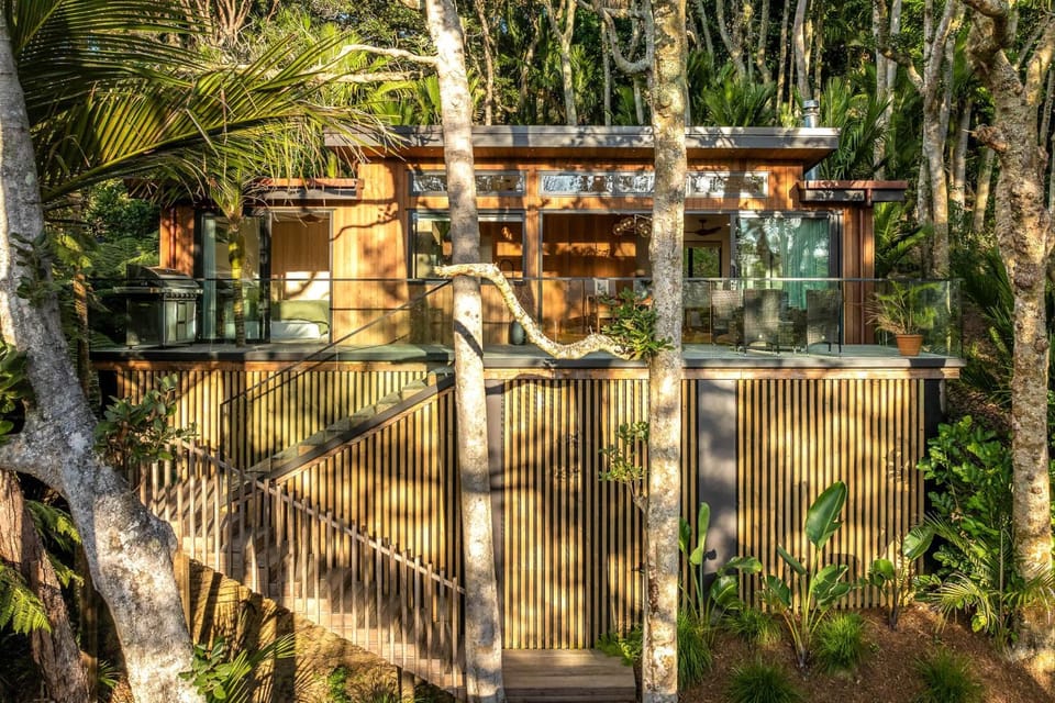 Te Toki Treehouse and Studio House in Auckland Region