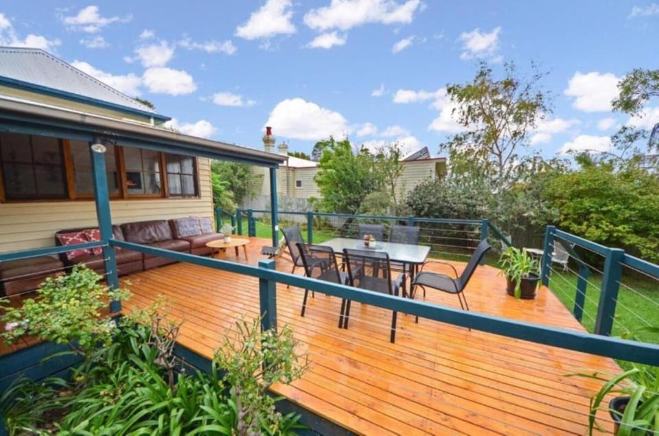 Property building, Garden, Balcony/Terrace, Dining area
