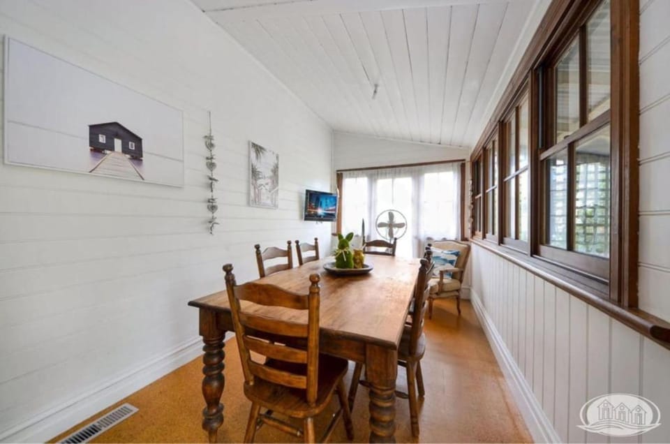 TV and multimedia, Seating area, Dining area