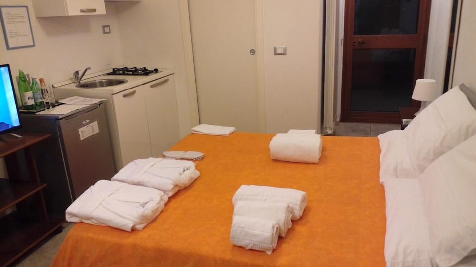 Bed, Kitchen or kitchenette, Bedroom, towels