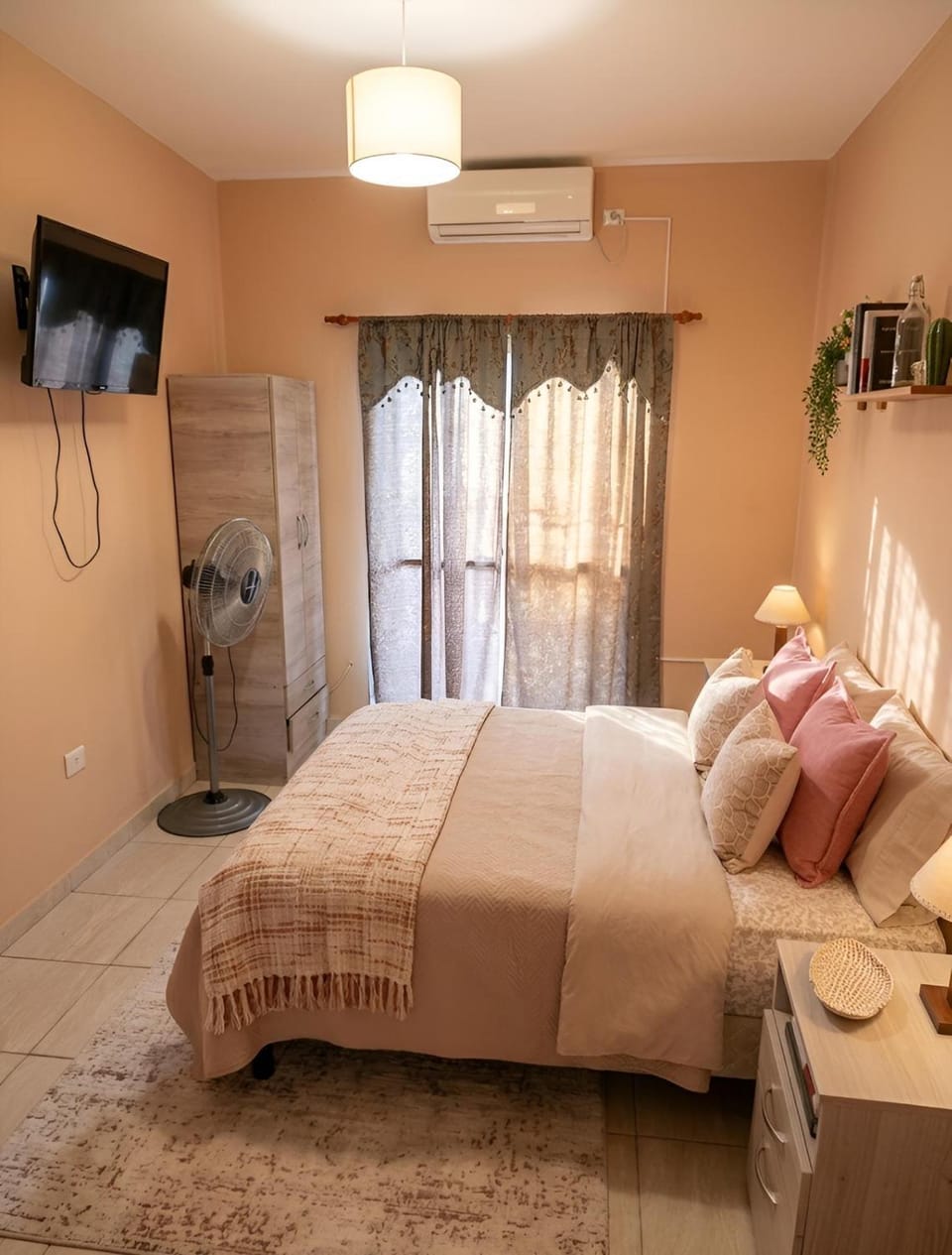 Bed, TV and multimedia, Photo of the whole room, Bedroom, air conditioner
