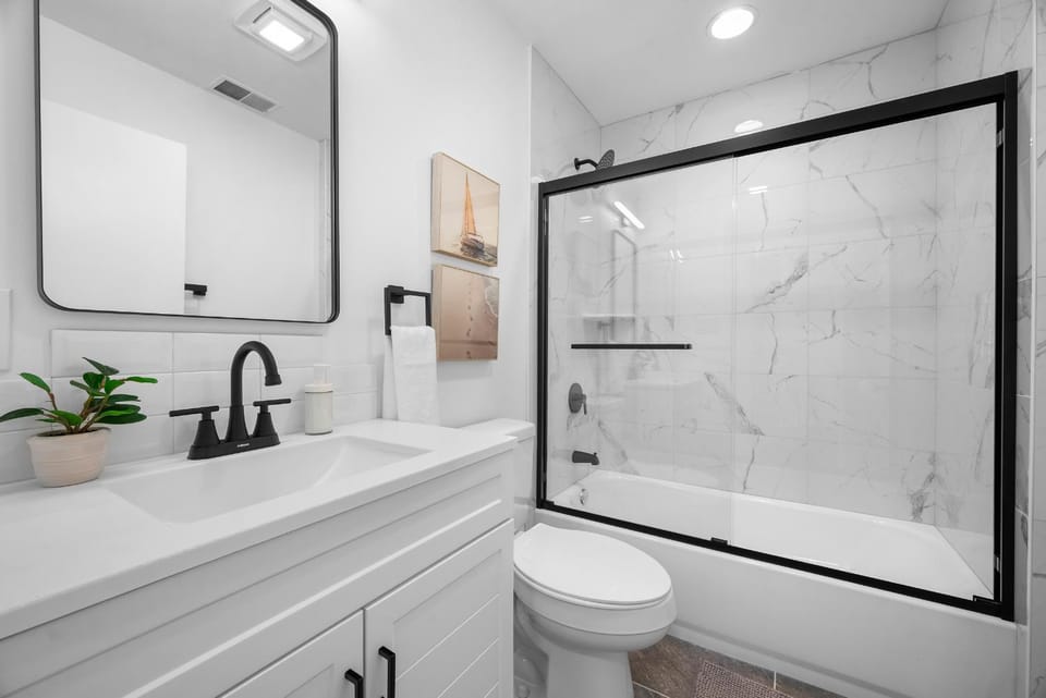 Central Lawrenceville 3 Spacious and Modern Two Bedroom Apartment with Free Street Parking Apartment in Pittsburgh