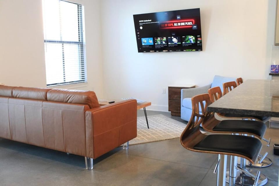 The Lawrencian Loft -2BD king & Queen beds, 2 BA Apartment in Lawrence